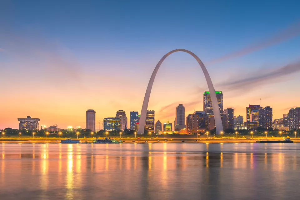 Sunset view of Gateway Arch and downtown St. Louis, Missouri